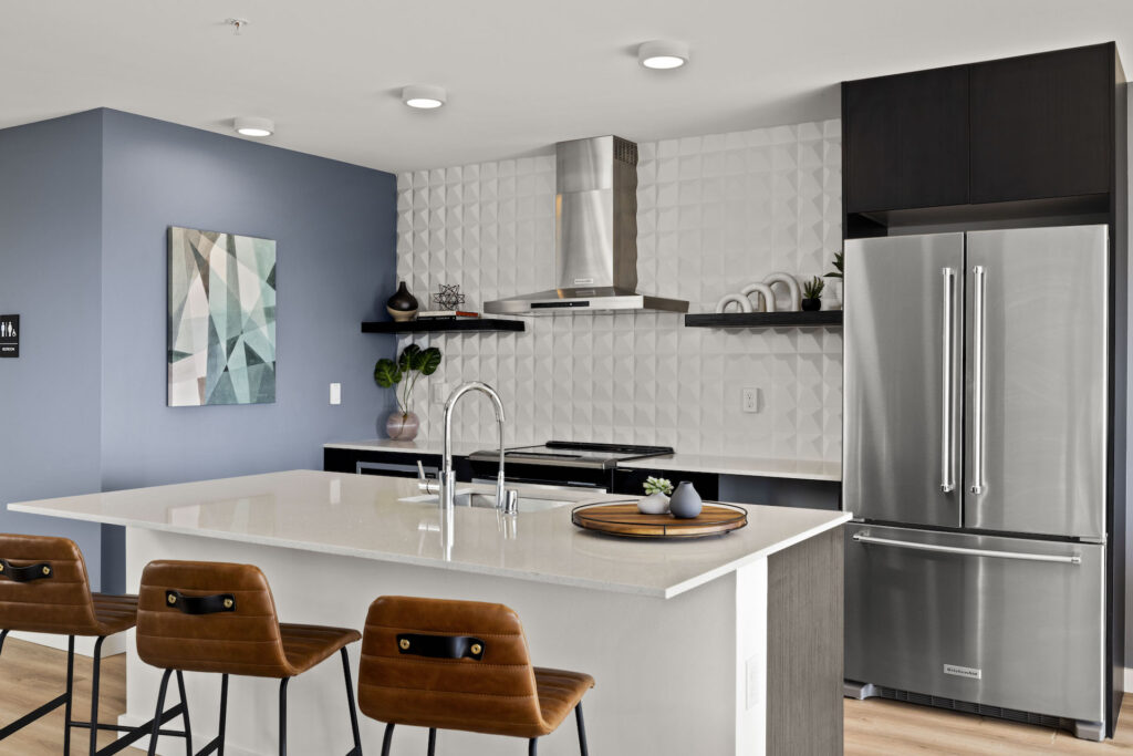 Modern kitchens with spacious island - Uptown Seattle